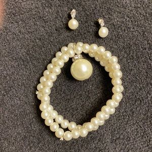 Pearl bracelet and earrings